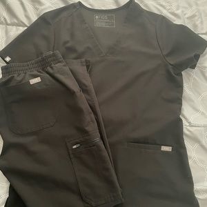 FIGS Black Scrub set